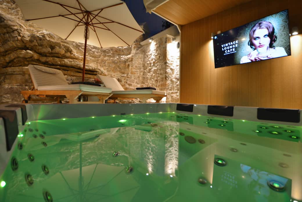 ROCK - NIGHT JACUZZI TV