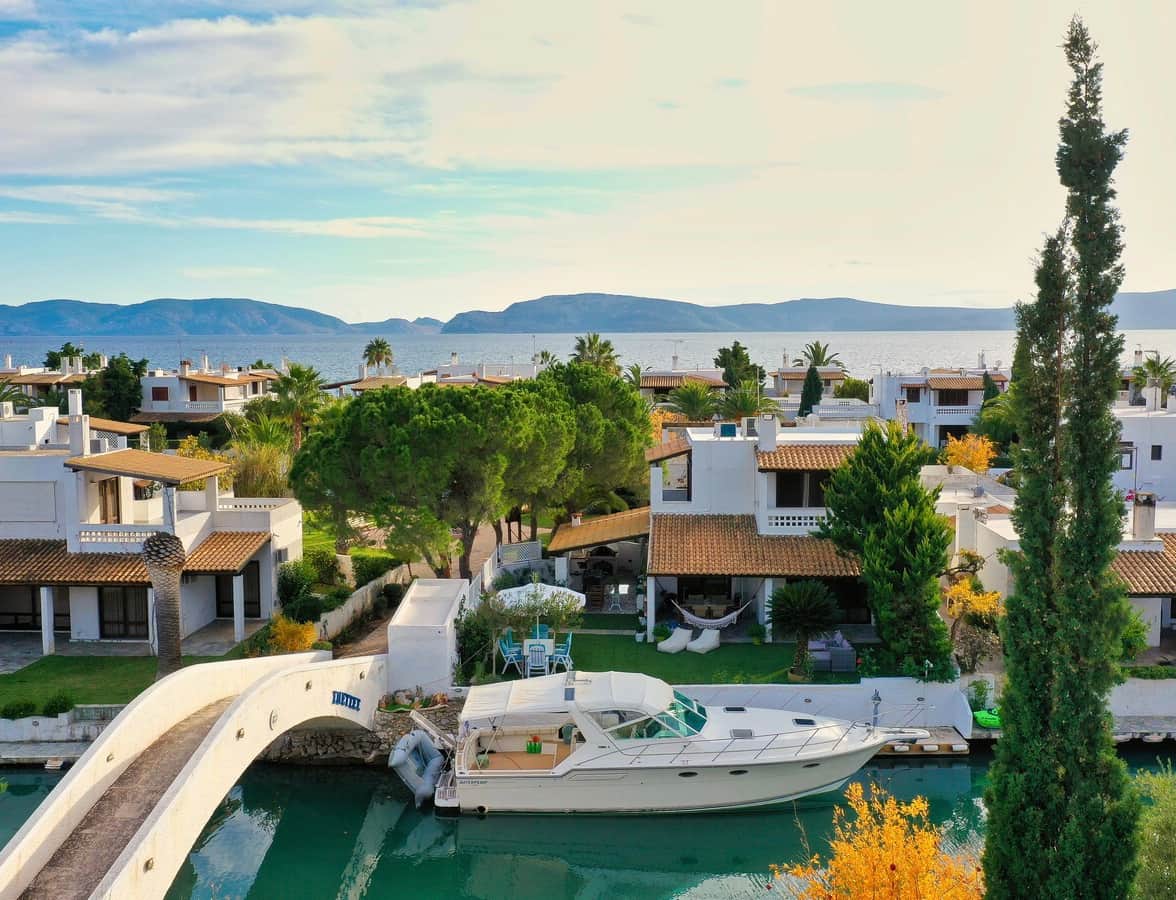 BOAT DOCK INFRONT OF YOUR HOUSE