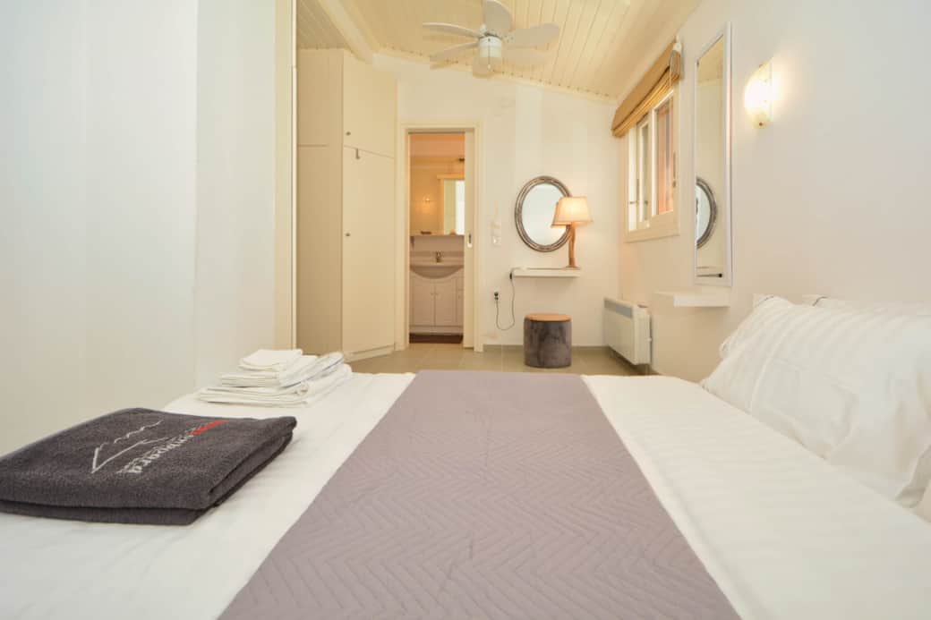 DOCK VILLA - BIG BEDROOM WITH GARDEN VIEW IN PORTO HYDRA