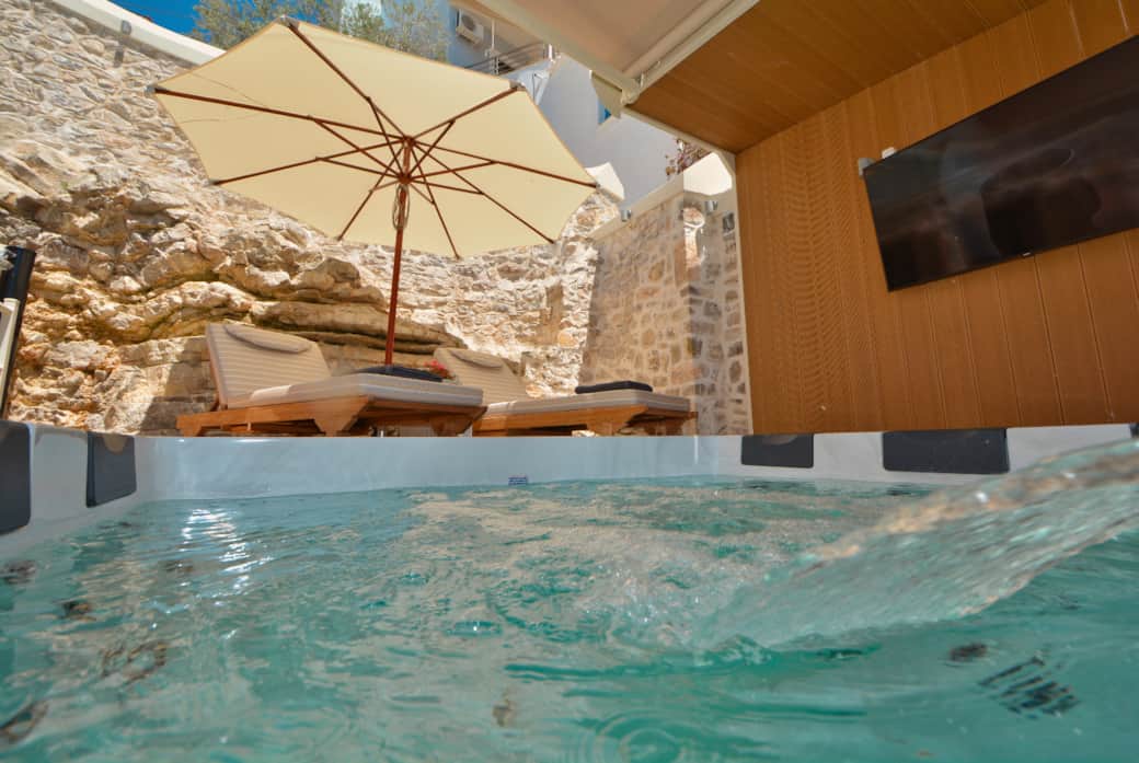 ROCK - JACUZZI TV