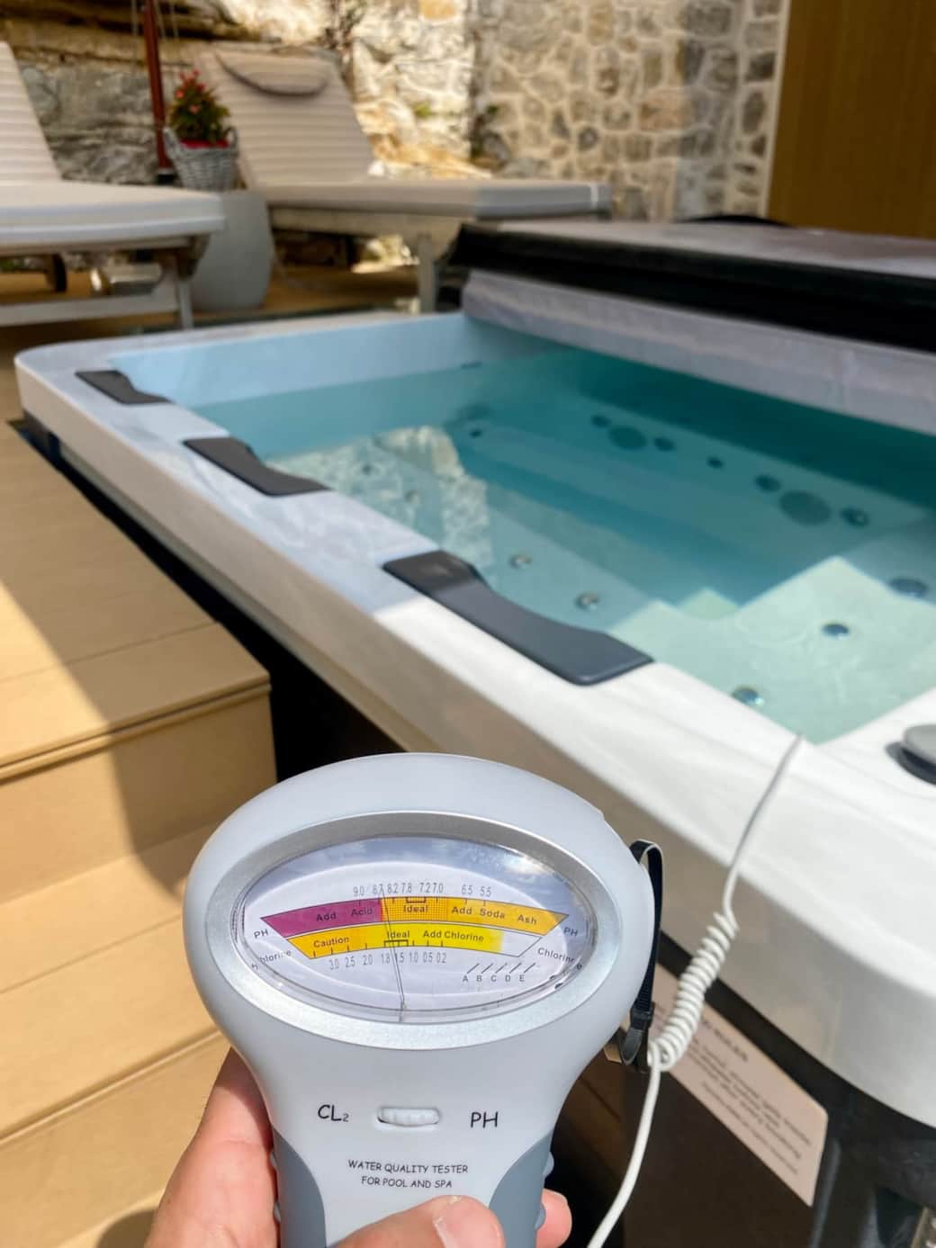 ROCK - JACUZZI WATER CLEAN AND MONITORED