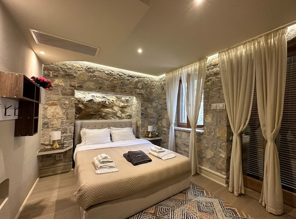 ROCK - BED IN ROCK LIGHTED