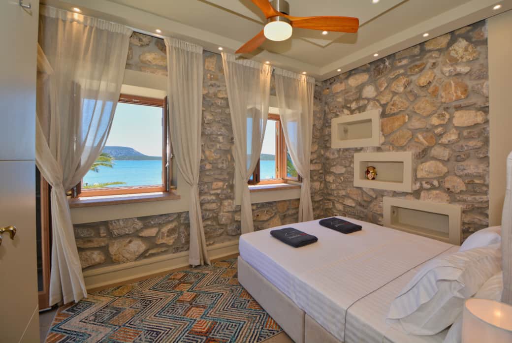 ROCK - FRONT BEDROOM