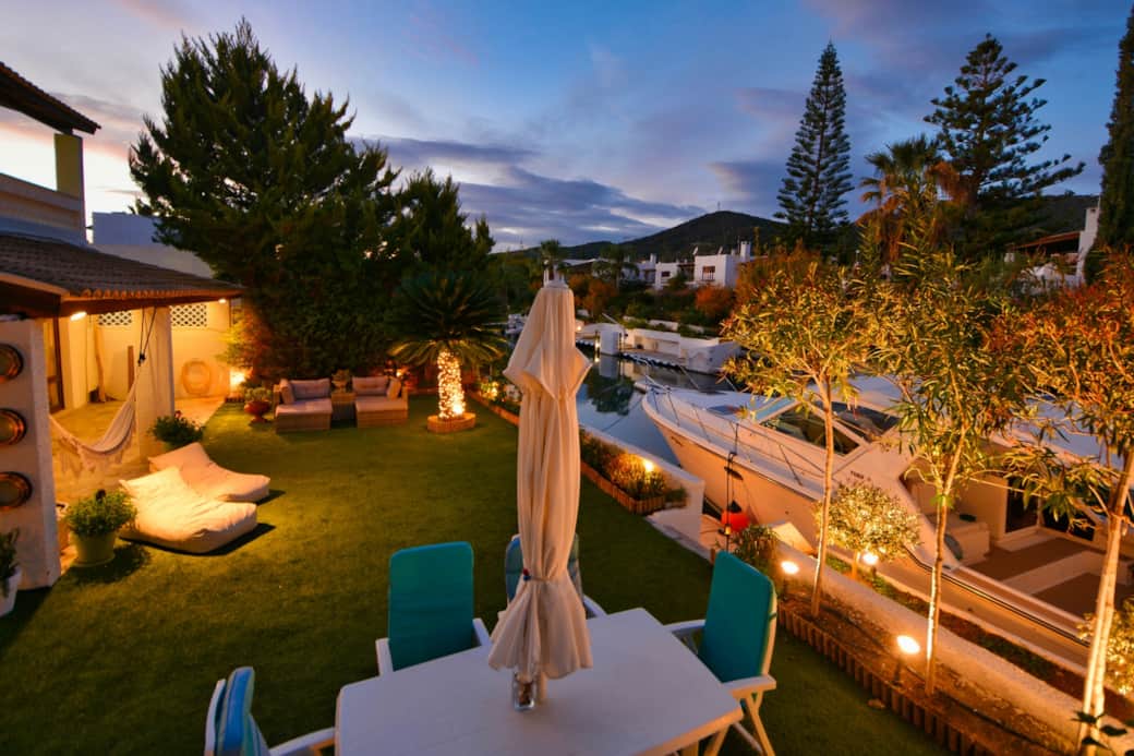 DOCK - NIGHT ROMANCE IN THE VILLA GARDEN