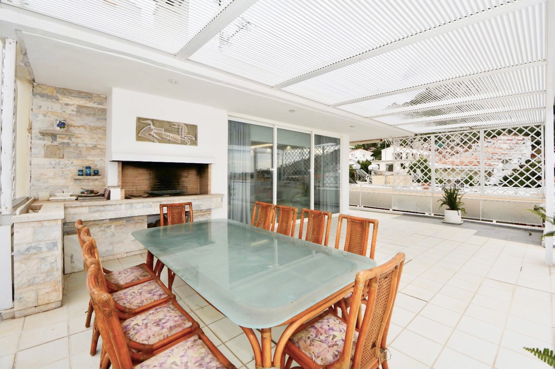 PENTHOUSE - DINING OUTSIDE