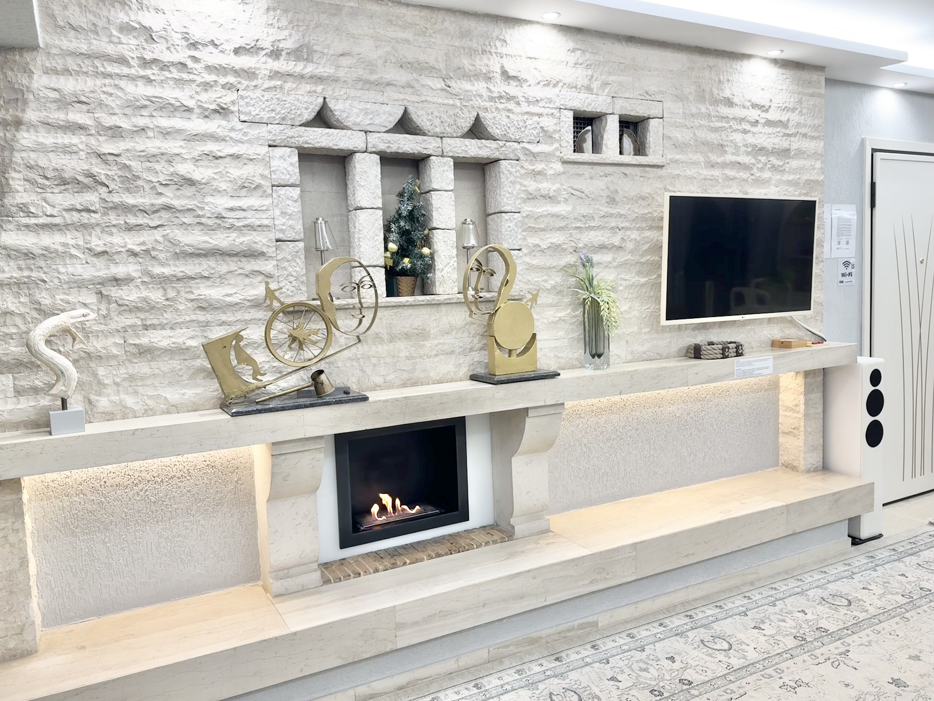 PENTHOUSE - FIREPLACE & TV